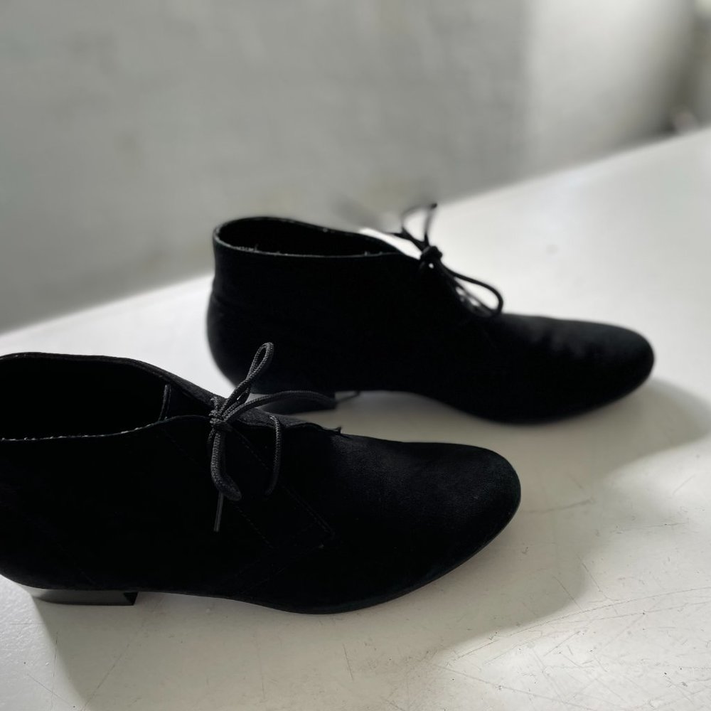 Munro Black Suede Ankle Desert Bootie Two Eye Cottage Core Women's Size 8.5N